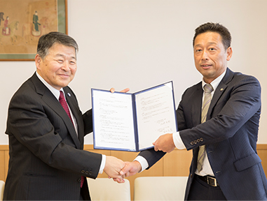 金沢大学山崎学長（左）と苗加（右）。固い握手を交わします。